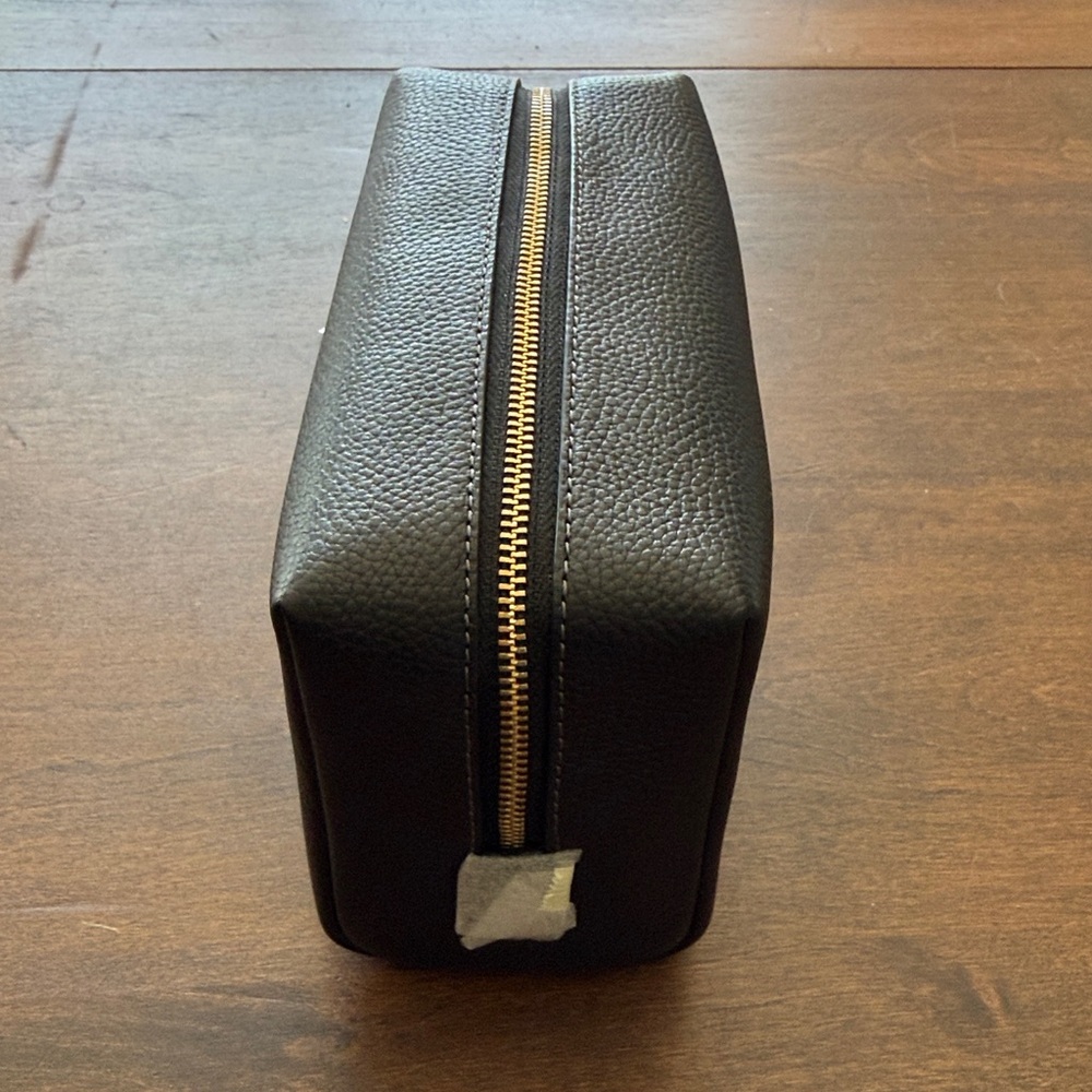 NWT Coach Essential Cosmetic Pouch Black Pebble Leather & Gold “C” - Picture 2 of 10